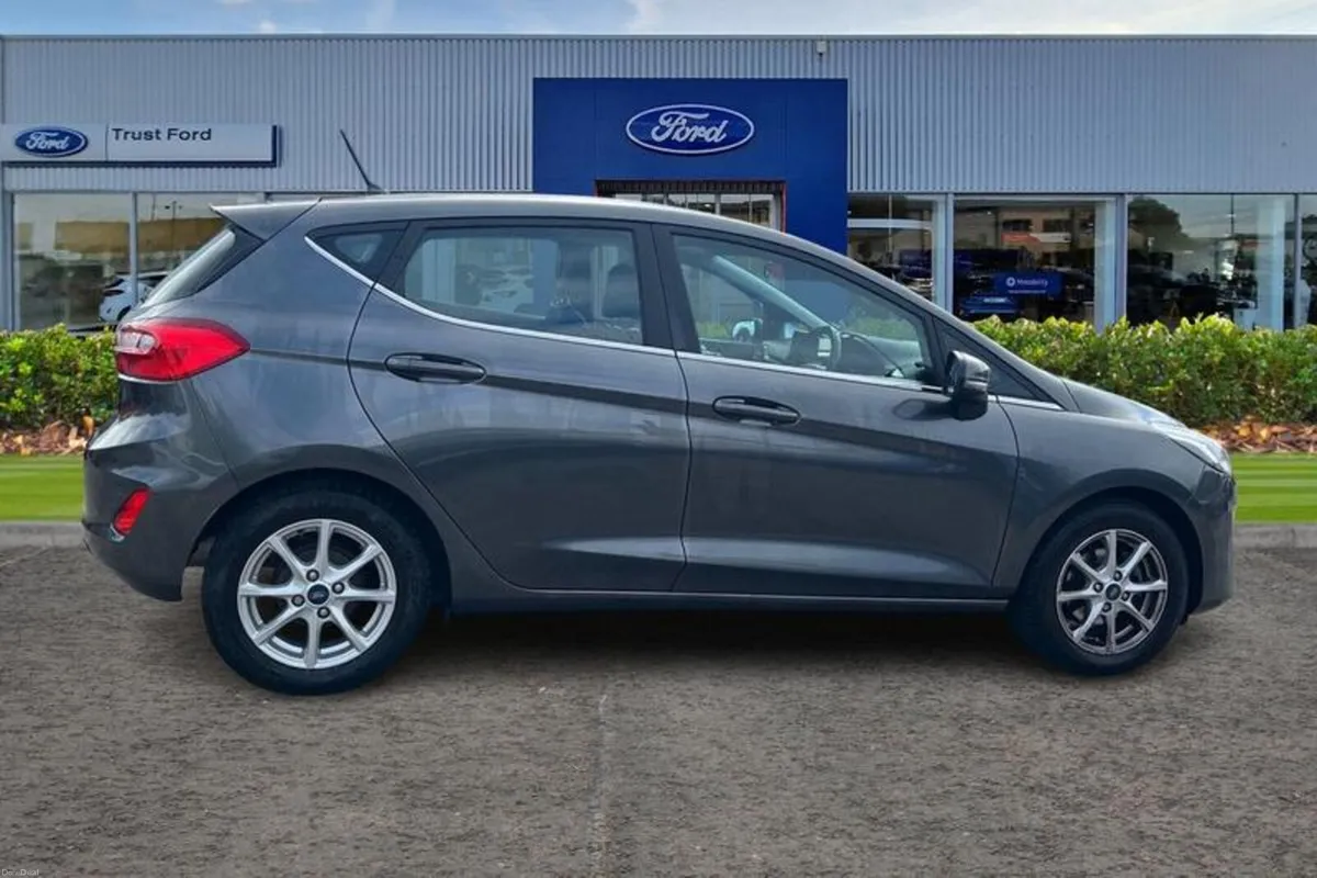 Ford Fiesta 1.1 Zetec 5dr - Image 3