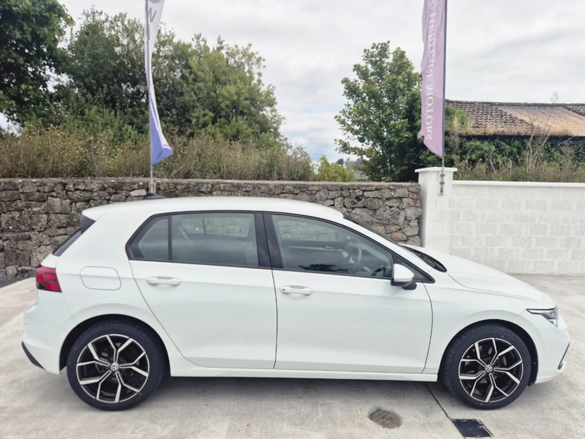 Volkswagen Golf LIFE 2.0 TDI 115HP 5DR - Image 1