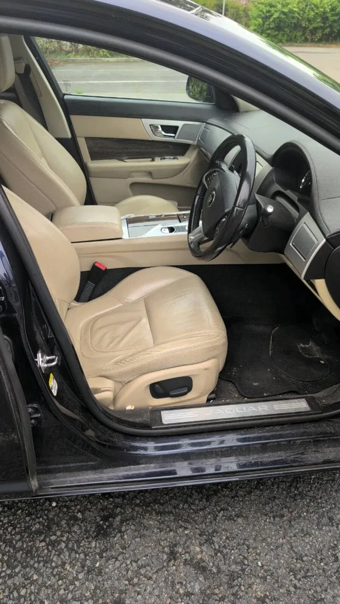 2015 Jaguar XF 2.2L - Image 6