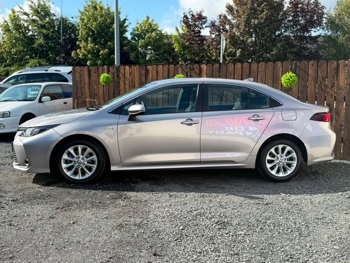 Toyota Corolla 1.8 Hybrid Luna Saloon - Image 4