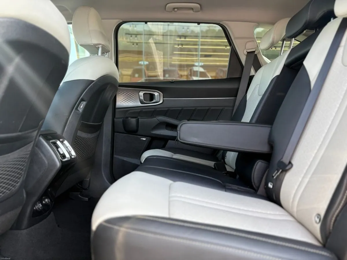 Kia Sorento 1.6 Plug In Hybrid ( 7 Seats ) - Image 4