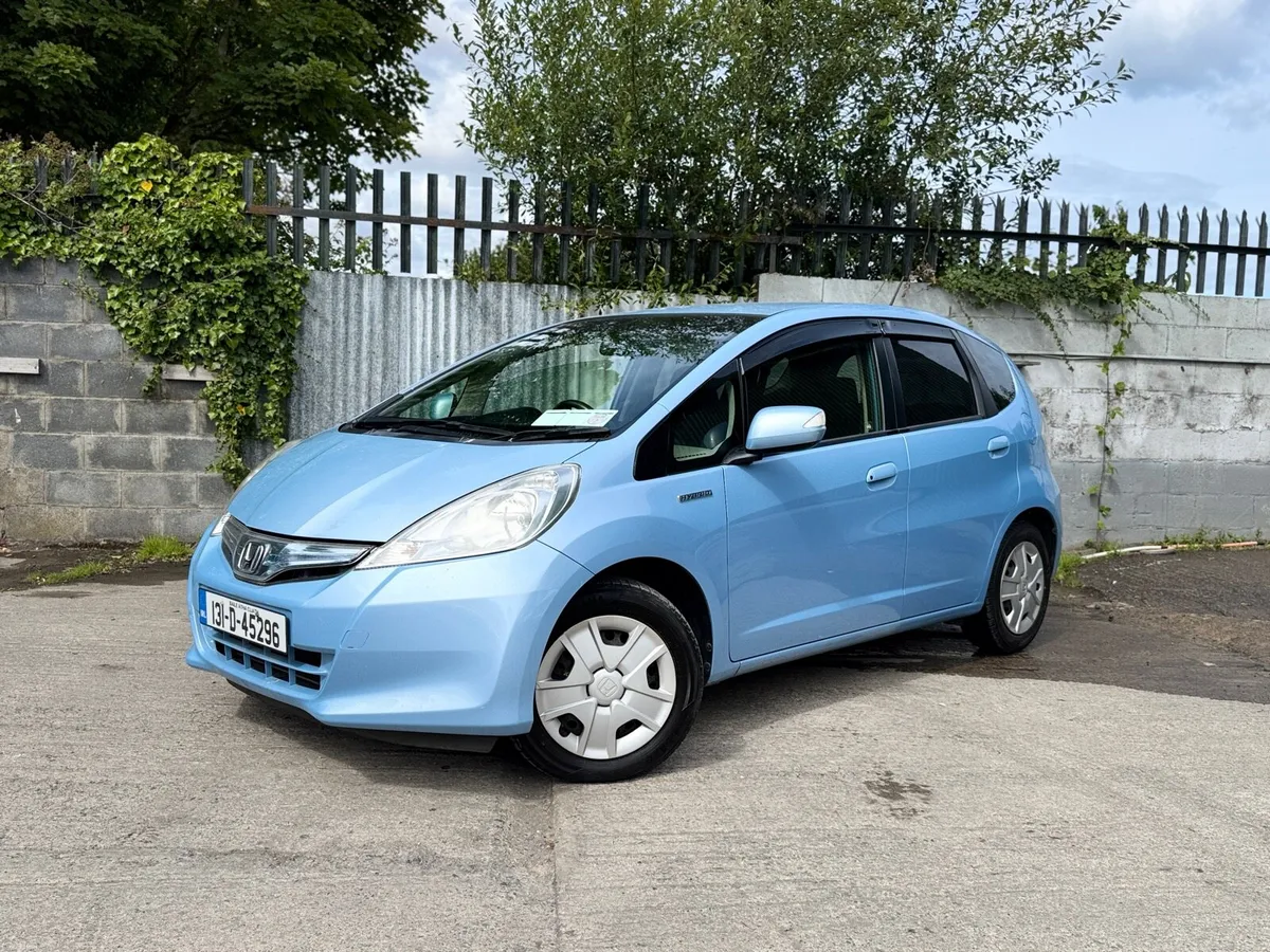2013 HONDA FIT. LOW MILEAGE. NEW NCT. AUTO 1.3L - Image 3