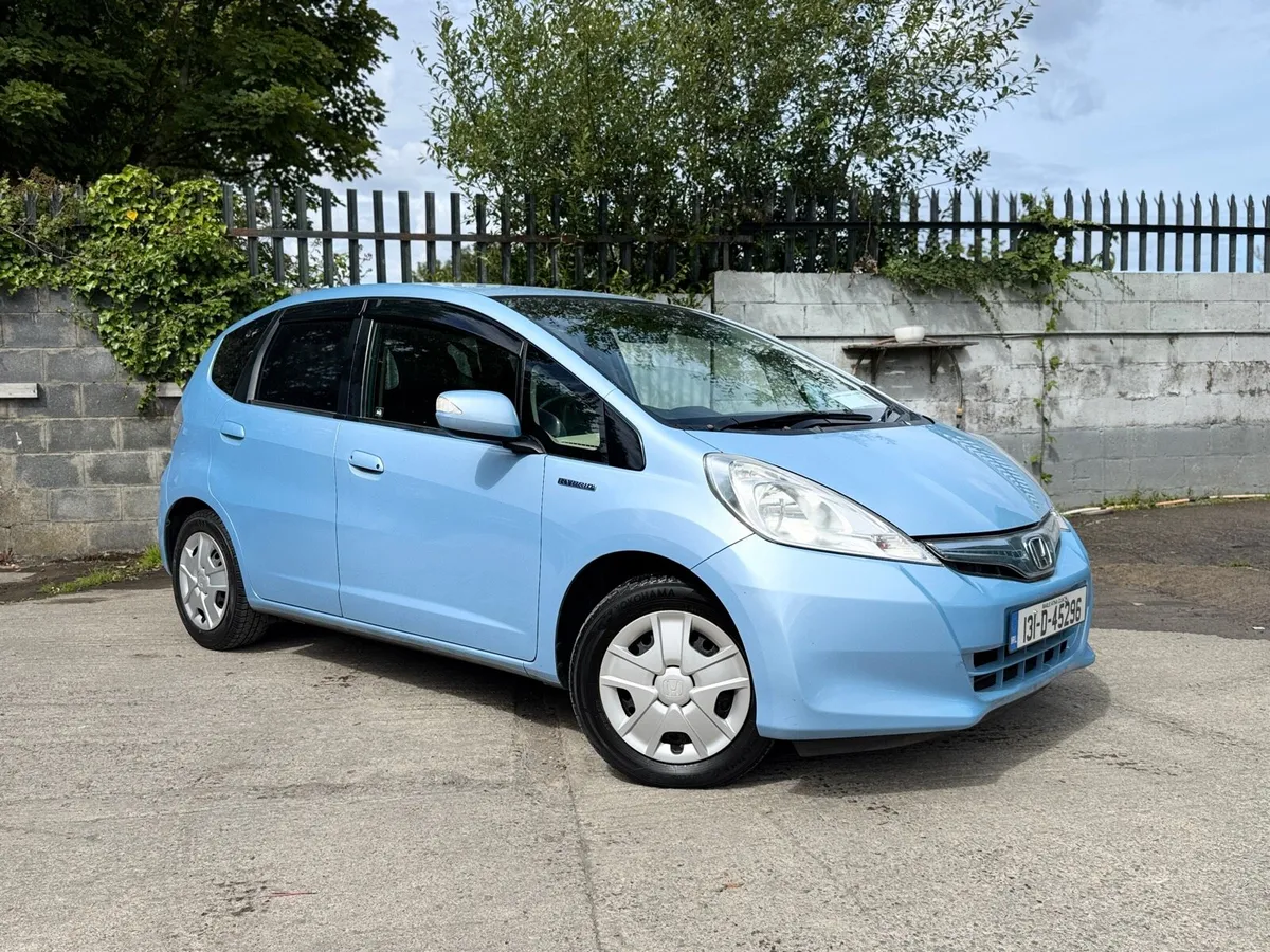 2013 HONDA FIT. LOW MILEAGE. NEW NCT. AUTO 1.3L - Image 1