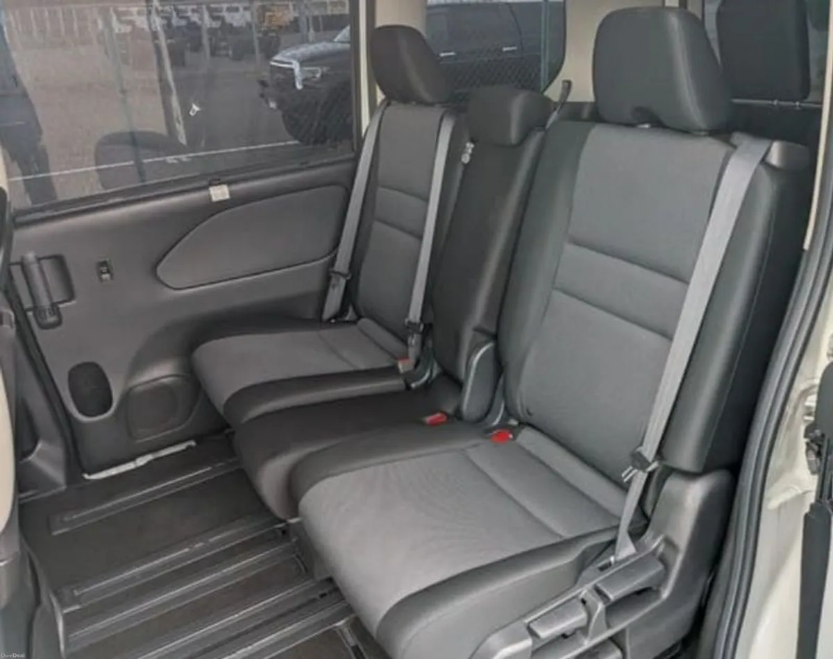 Price reduced 2020 Nissan Serena 8 Seater 2L Hybrid Excellent Condition - Image 6