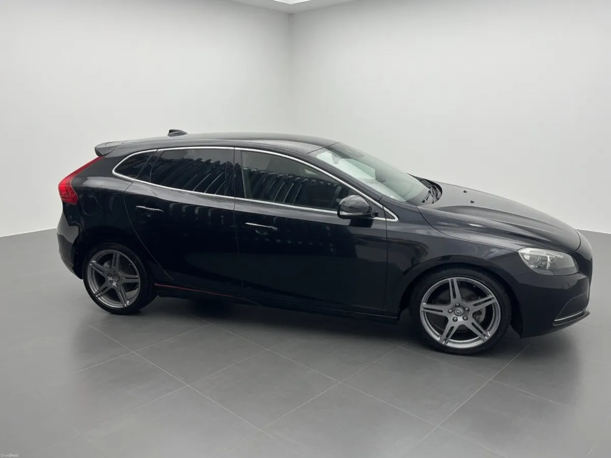 Volvo V40 2014 - Image 2