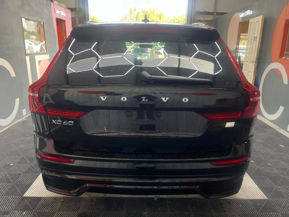 Volvo XC60 2023 VOLVO XC60 ULTIMATE T6 AWD PLUG-IN - Image 4