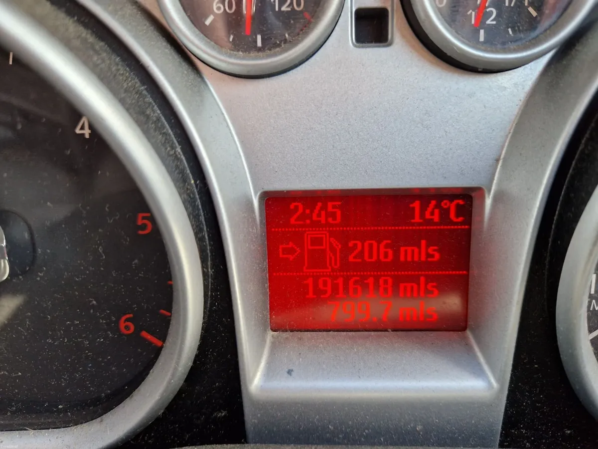 Ford Focus 2010 - Image 2