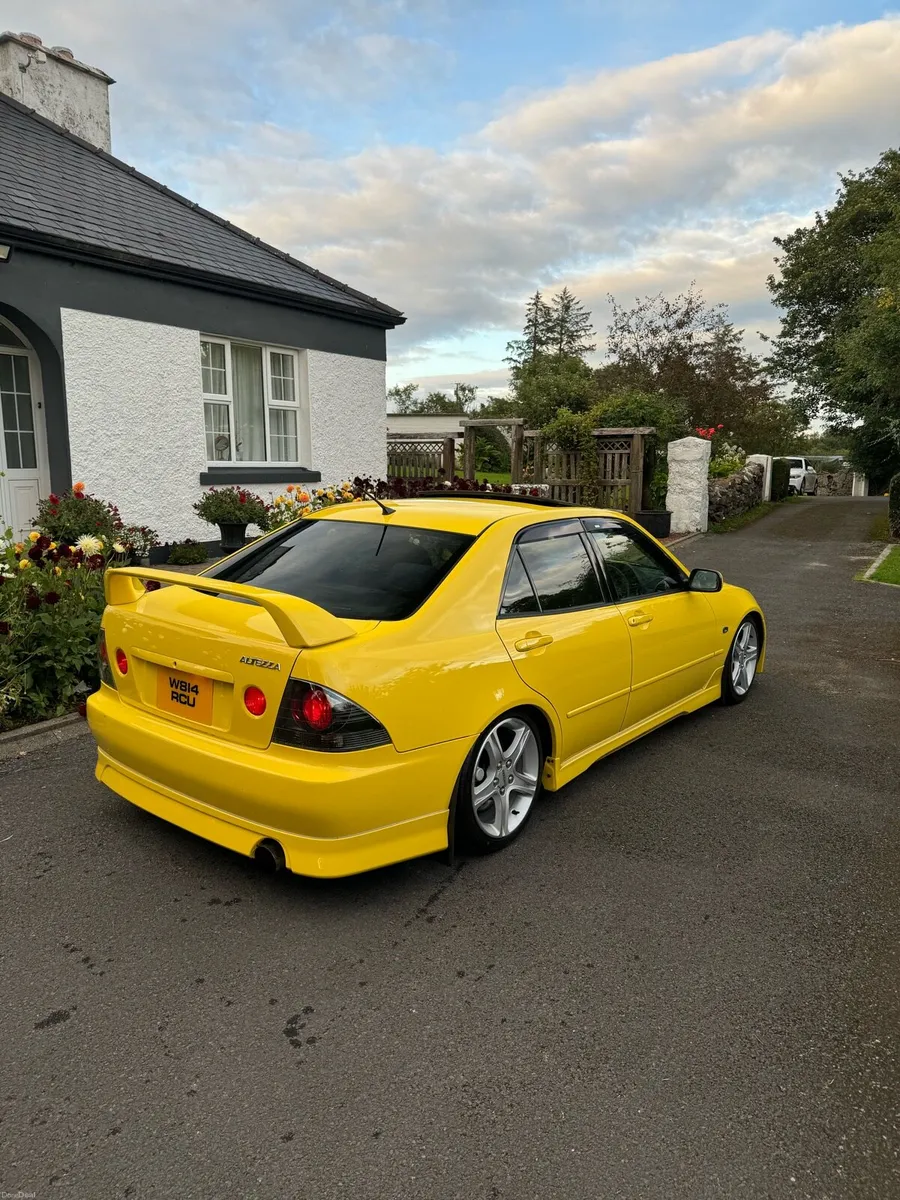 Toyota Altezza *GENUINE YELLOW SUNROOF* - Image 2
