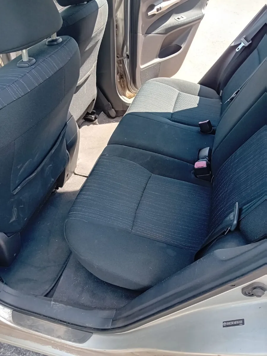 Toyota Auris 2010 - Image 5