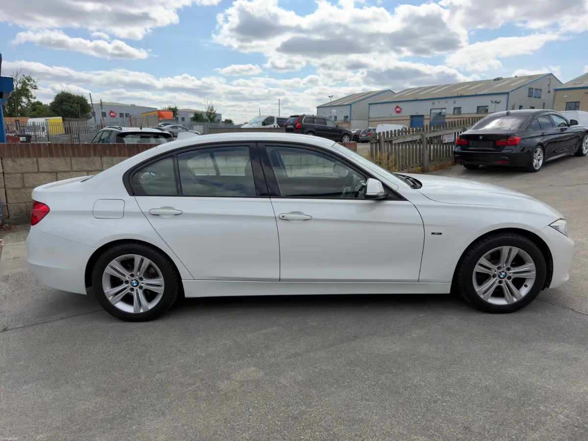 BMW 320i  2014 SPORTS - Image 4