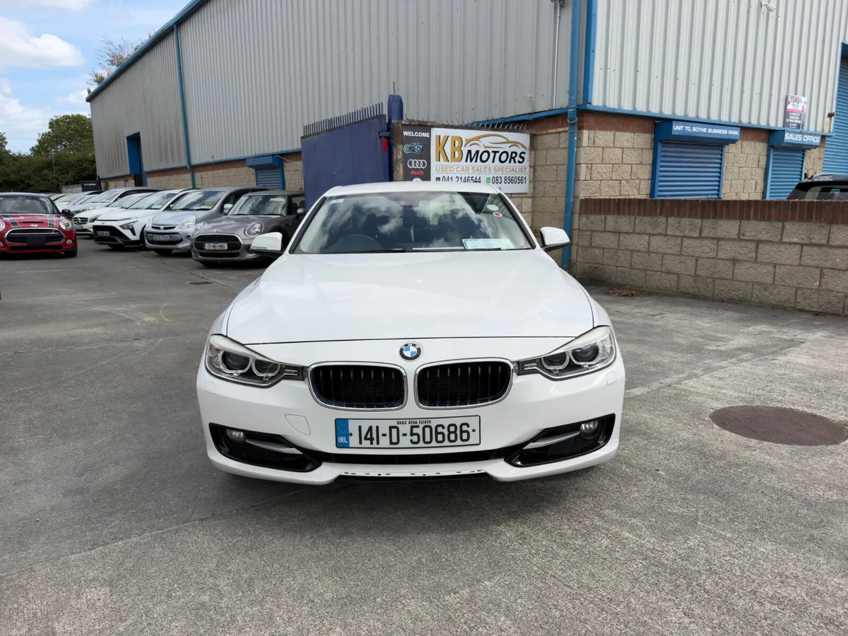 BMW 320i  2014 SPORTS - Image 2
