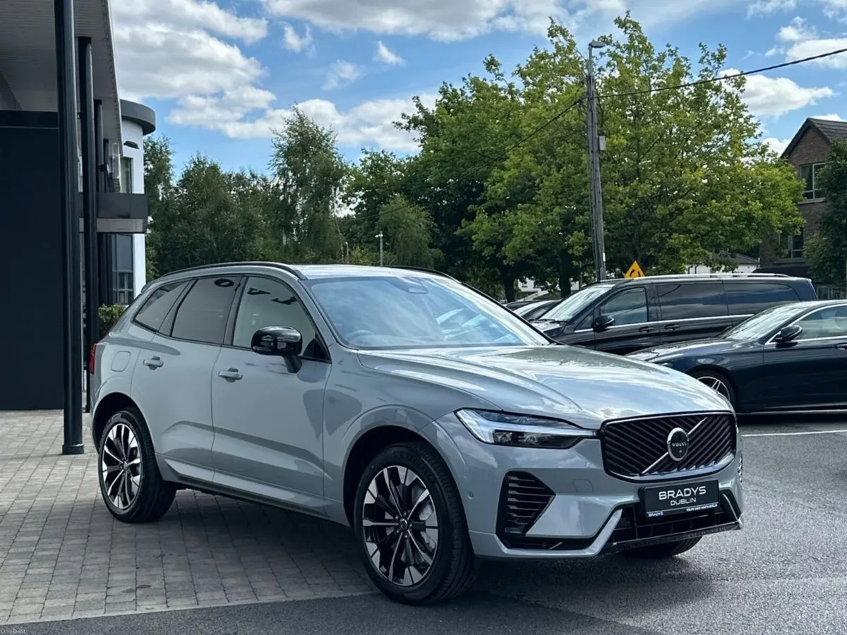 Volvo XC60 T6 Plus Dark AWD PHEV--Panoramic Roof, - Image 3