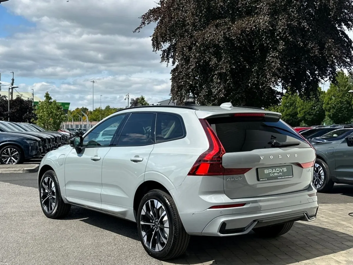 Volvo XC60 T6 Plus Dark AWD PHEV--Panoramic Roof, - Image 6