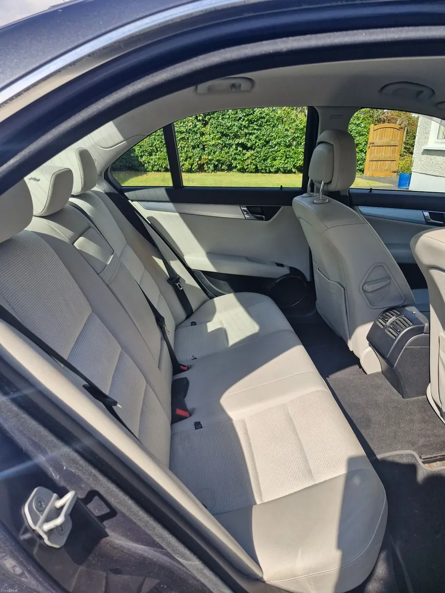 Mercedes-Benz C-Class 2010 - Image 3