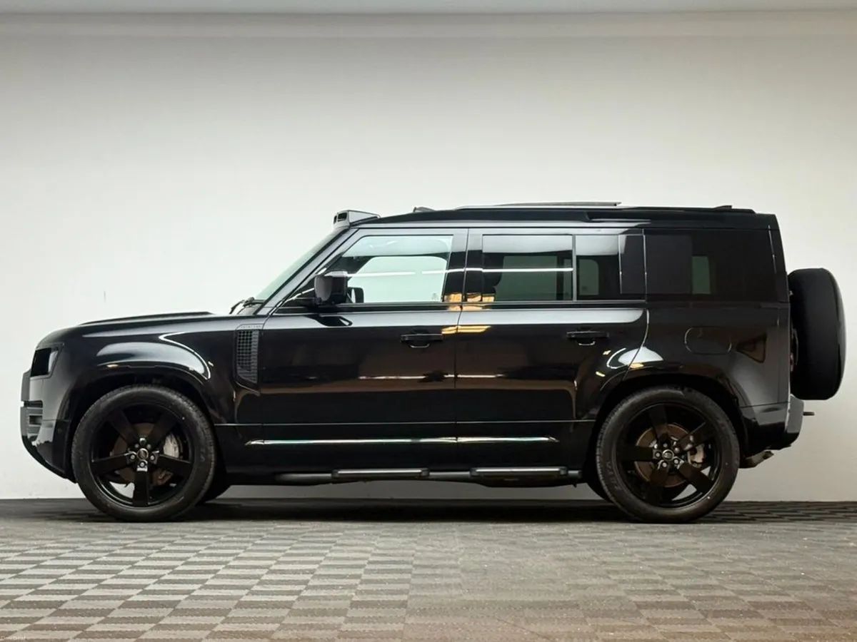Land Rover Defender HSE X-DYNAMIC P300E *PAN ROOF* - Image 4