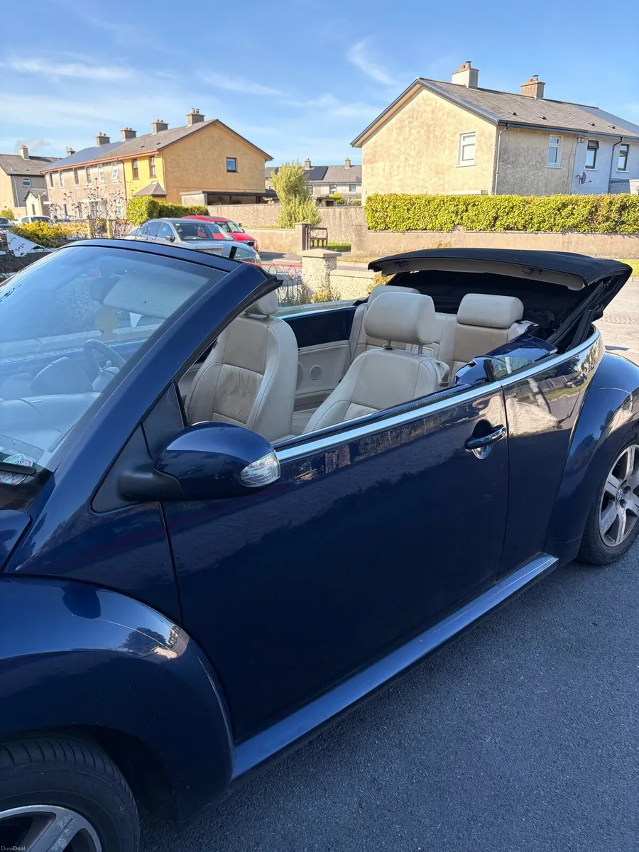 Convertible Volkswagen Beetle - Image 6