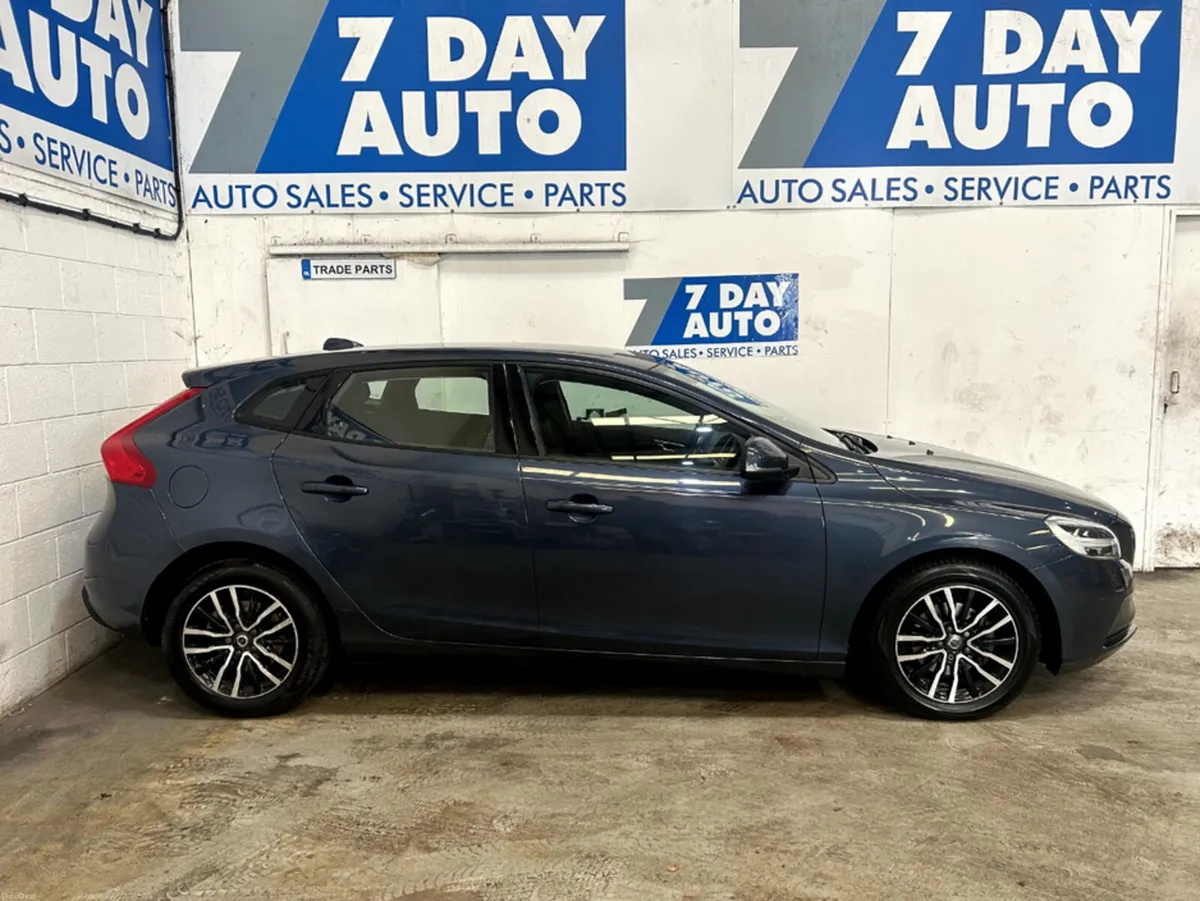 Volvo V40 2.0 D2 MOMENTUM NAV + 120B 120BHP 5DR 40 - Image 3