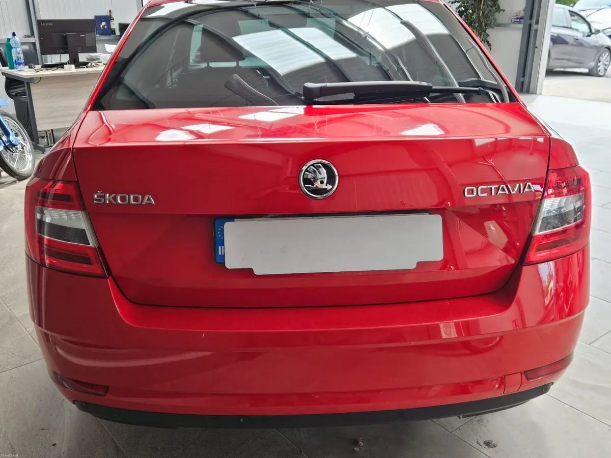 17 SKODA OCTAVIA 2.0 DIESEL AUTOMATIC - Image 4