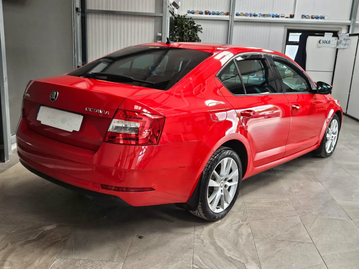 17 SKODA OCTAVIA 2.0 DIESEL AUTOMATIC - Image 3