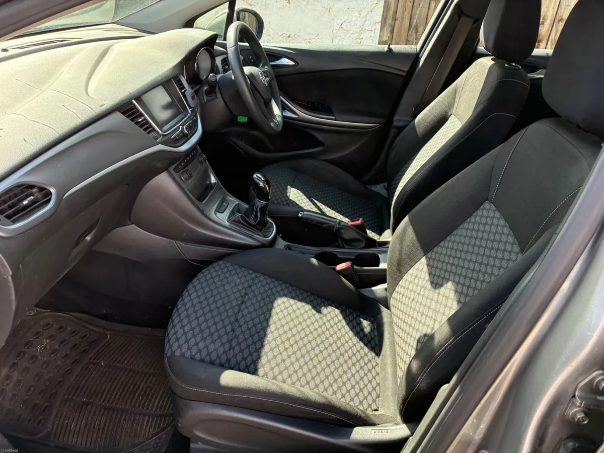 Opel Astra 2017 / finance 29 euro per week - Image 4