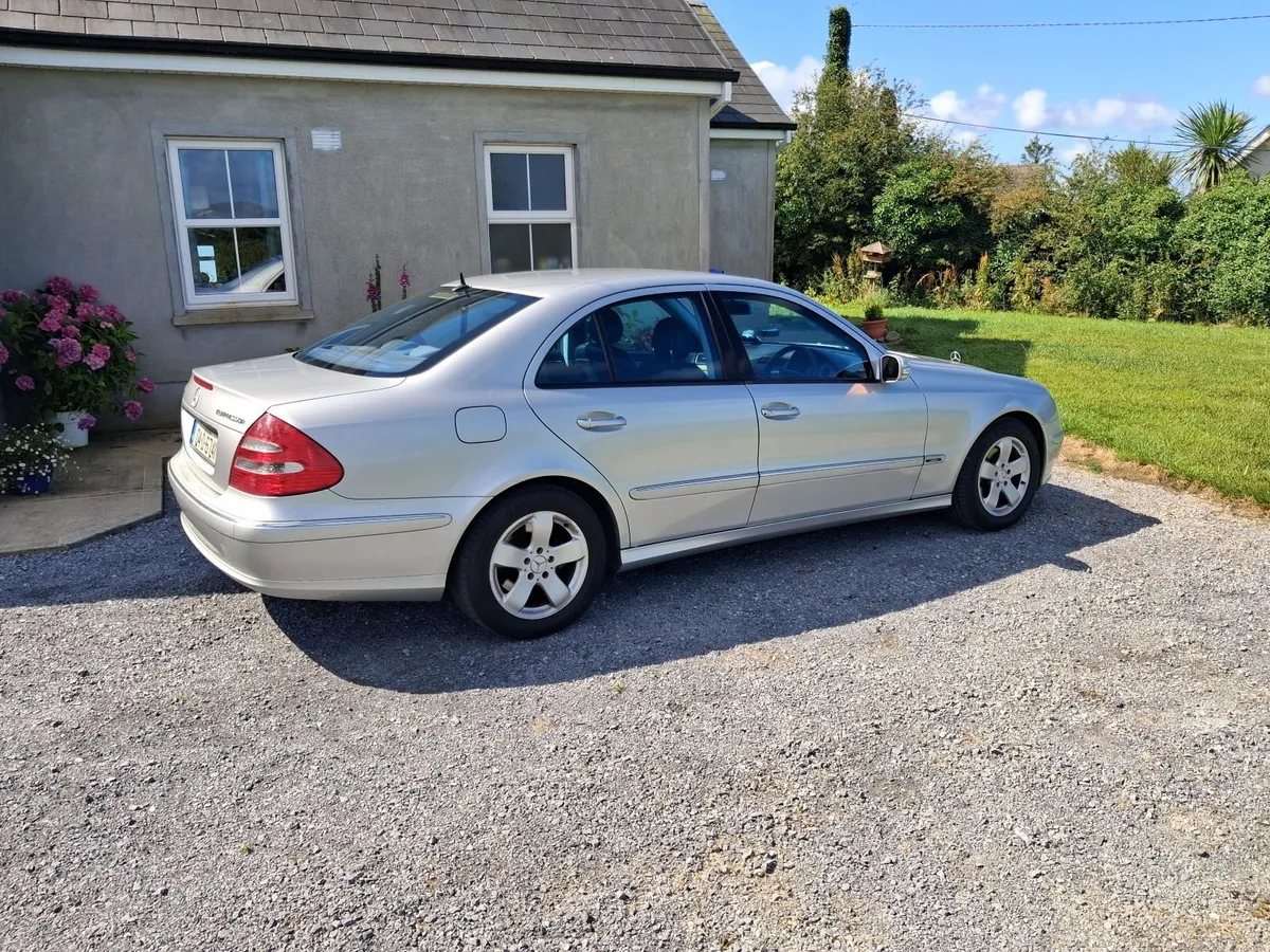 Mercedes-Benz E-Class 2004 - Image 3