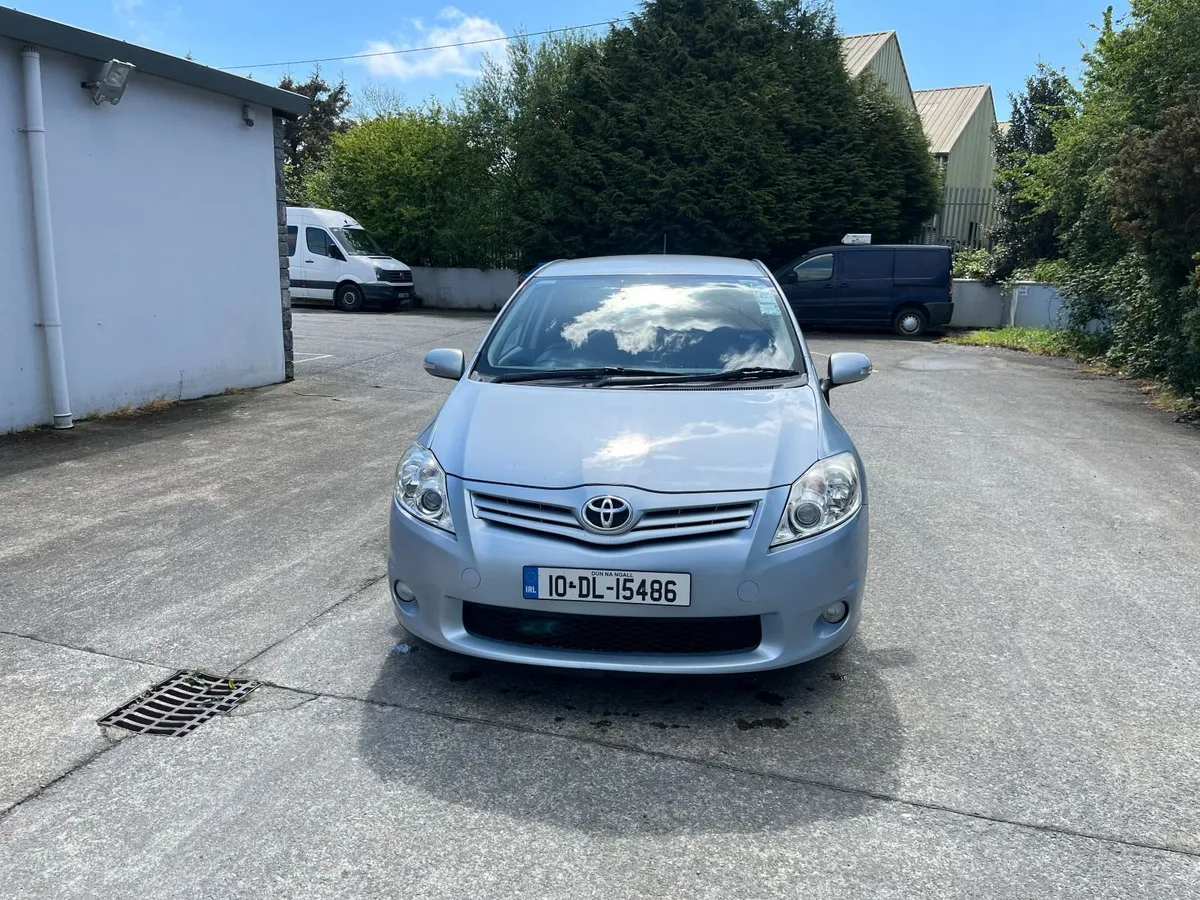 Toyota Auris 2010 - Image 2