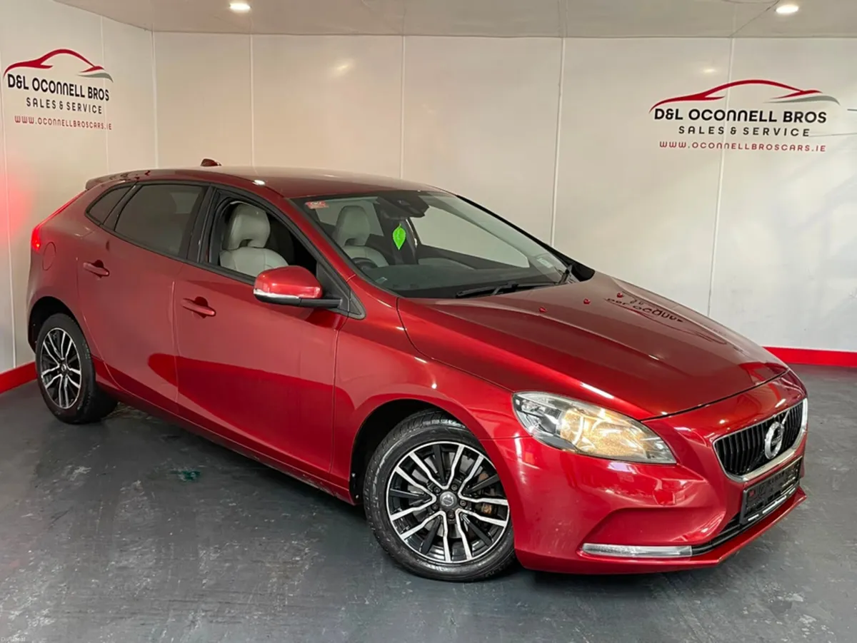 Volvo V40 D2 MOMENTUM ED GT 5DR AUTO - Image 1