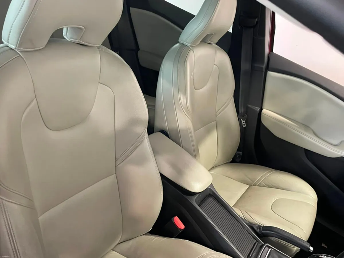 Volvo V40 D2 MOMENTUM ED GT 5DR AUTO - Image 5