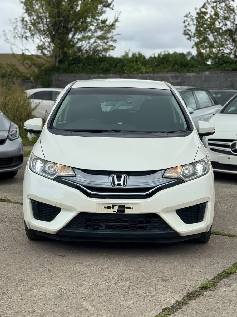 HONDA FIT 1.5 Hybrid Auto 2014 77000 KM 2 keys - Image 2