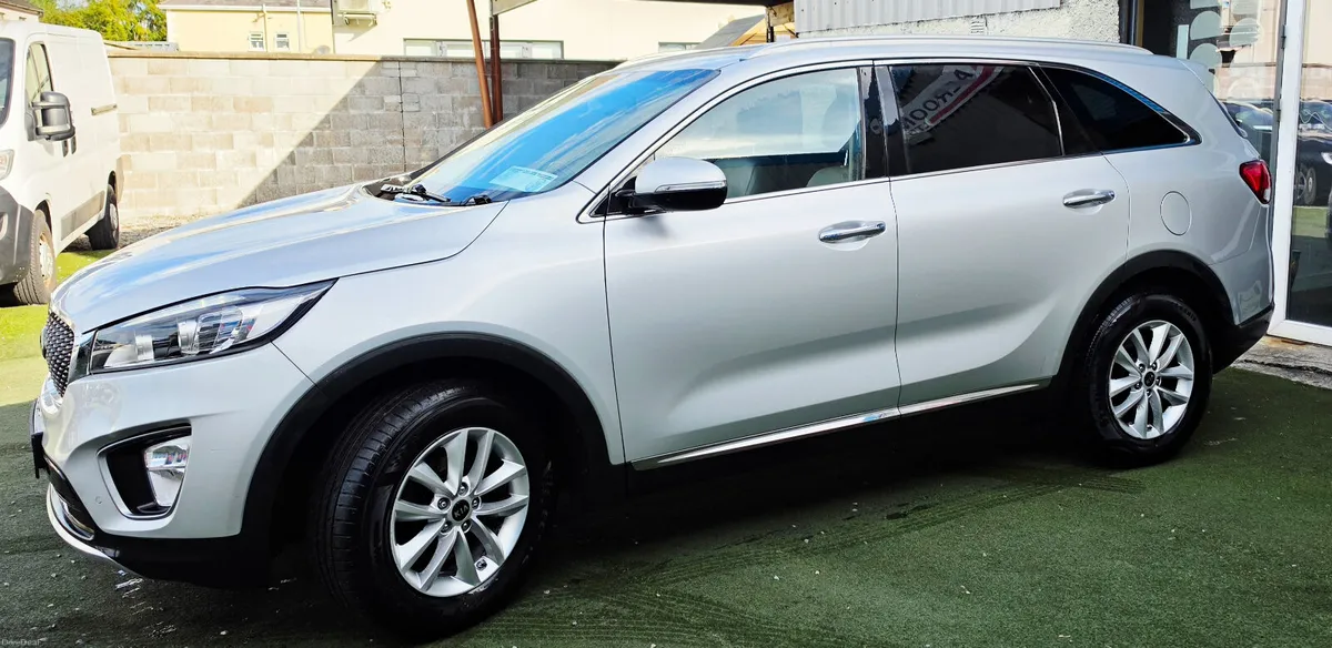 Kia Sorento PLATINUM LOW KM HIGH SPEC 7 SEATS - Image 2