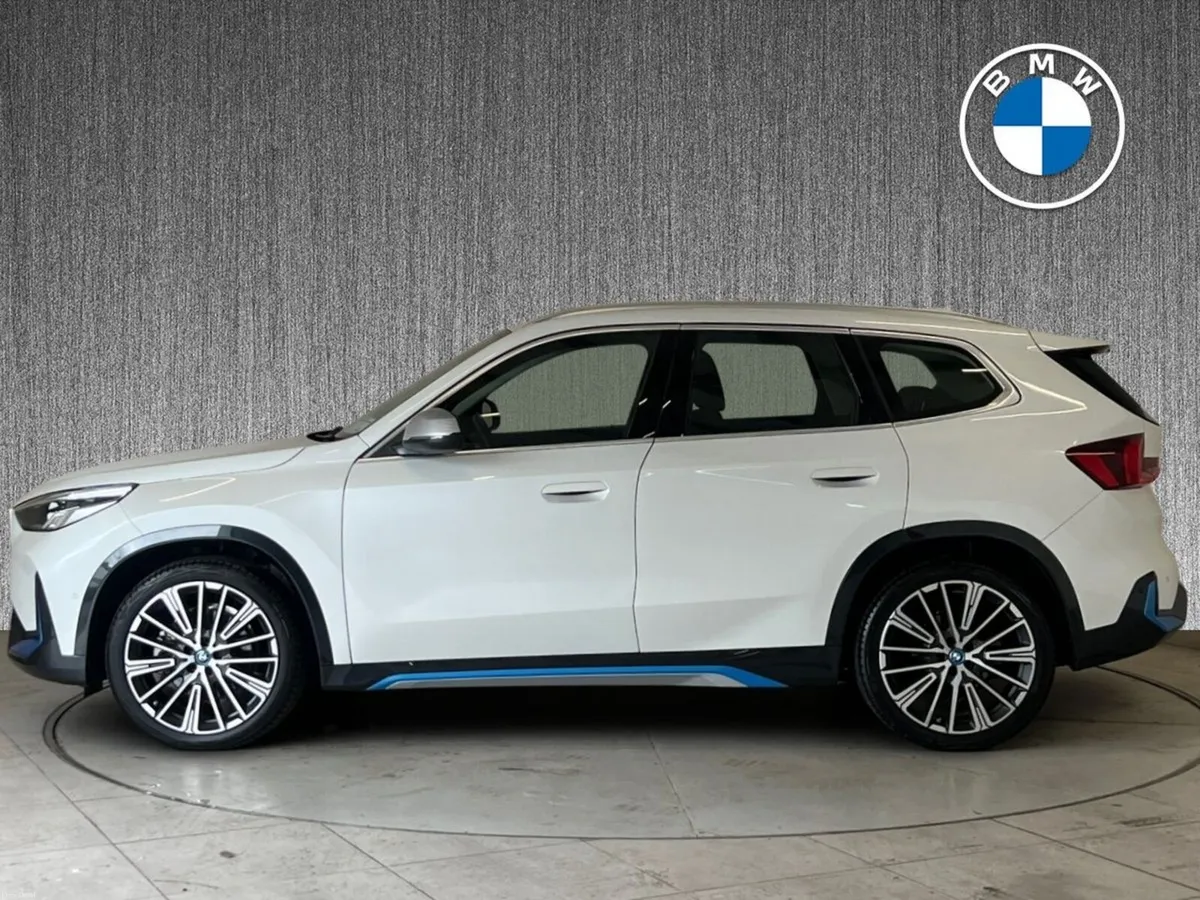 BMW iX1 xDrive30 xLine PAN ROOF - Image 3