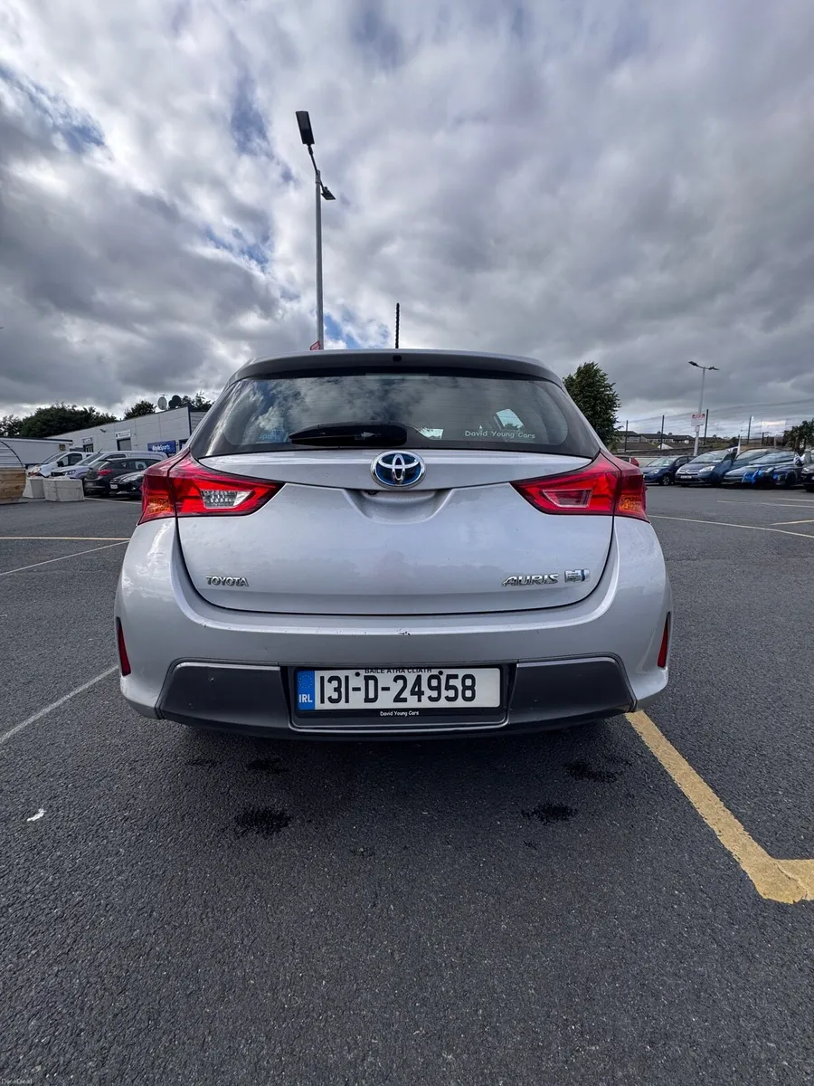 Toyota Auris 1.8 Hybrid Automatic 2013 - Image 3