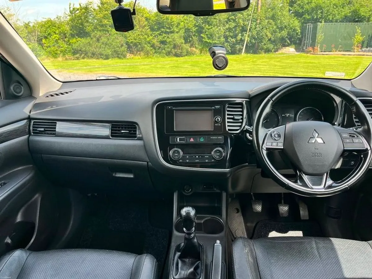 2016 Mitsubishi Outlander - Image 2