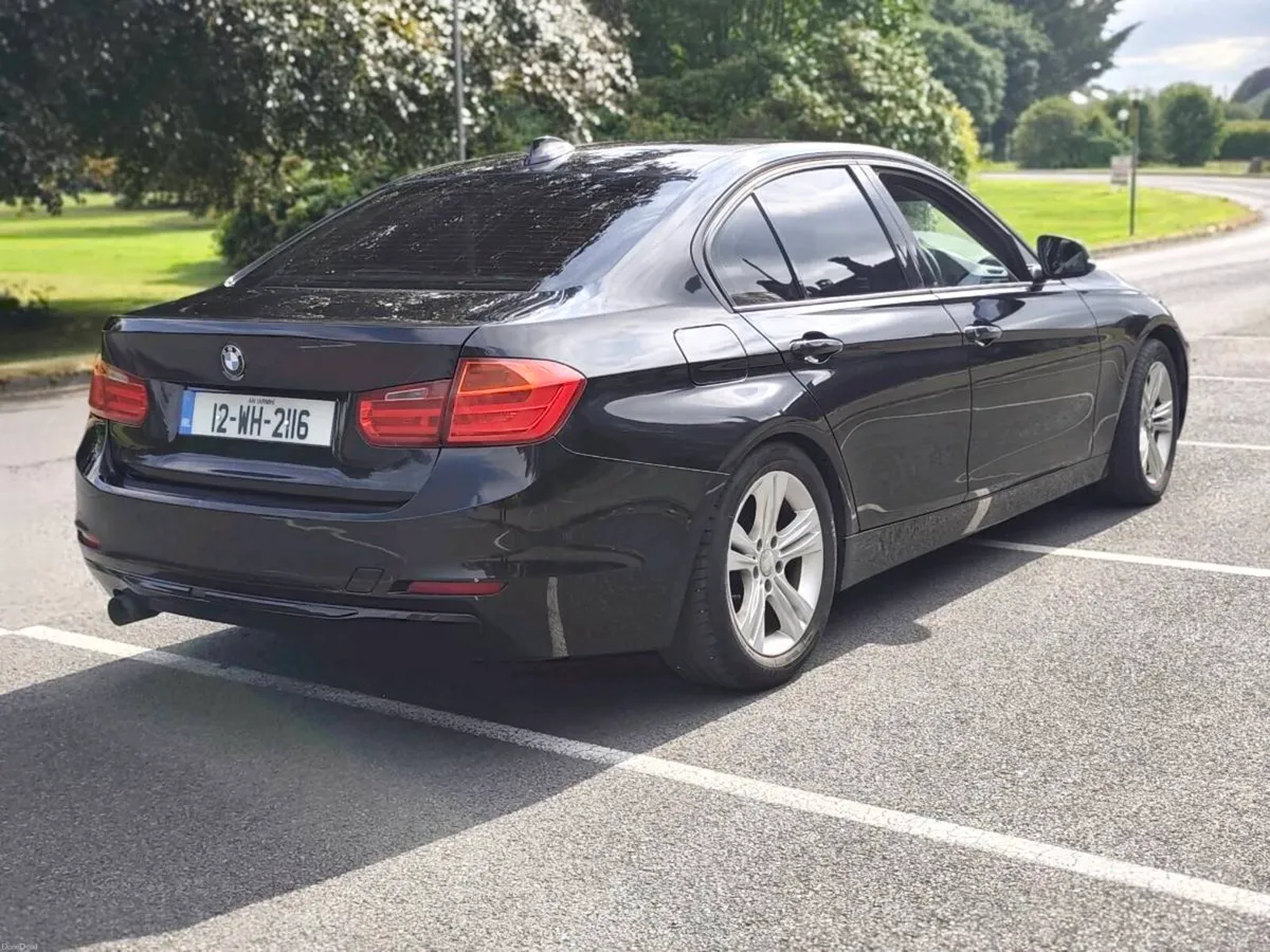 BMW 320i 2012 - Image 2