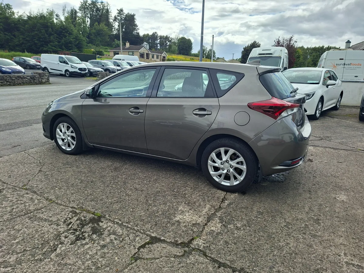 2017 Toyota Auris 1.33 Dual VVT-i 5Dr Aura - Image 5