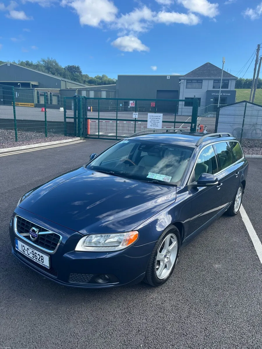 Volvo V70 - Image 1