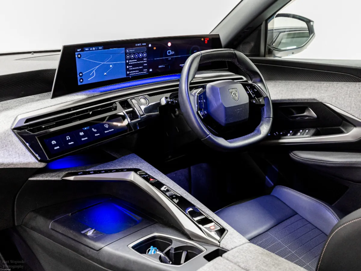 Peugeot 3008 Allure 1.2 Hybrid Auto 145HP - Image 6