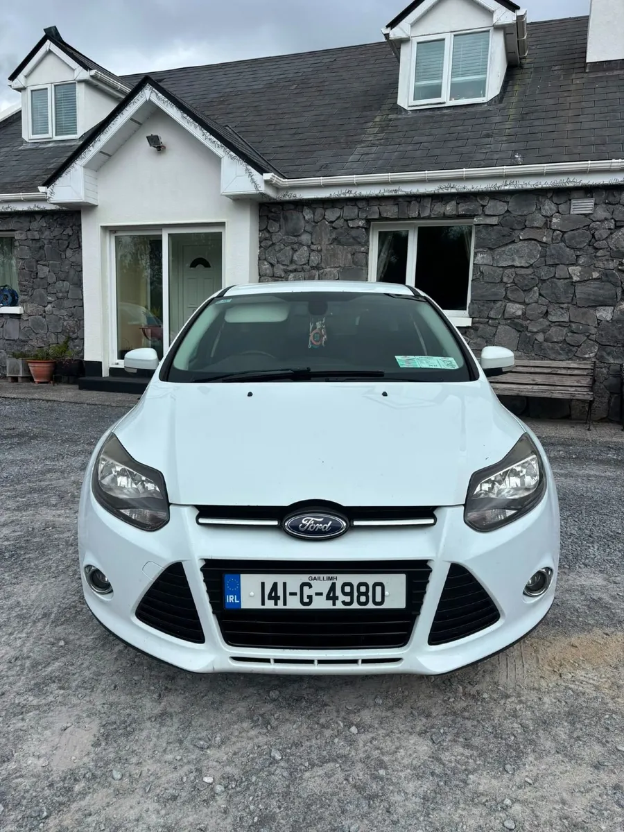 White Ford Focus 2014 - Image 1