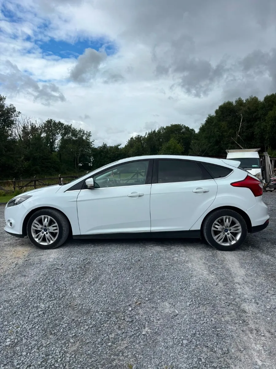 White Ford Focus 2014 - Image 2