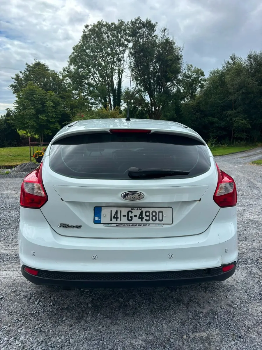 White Ford Focus 2014 - Image 3