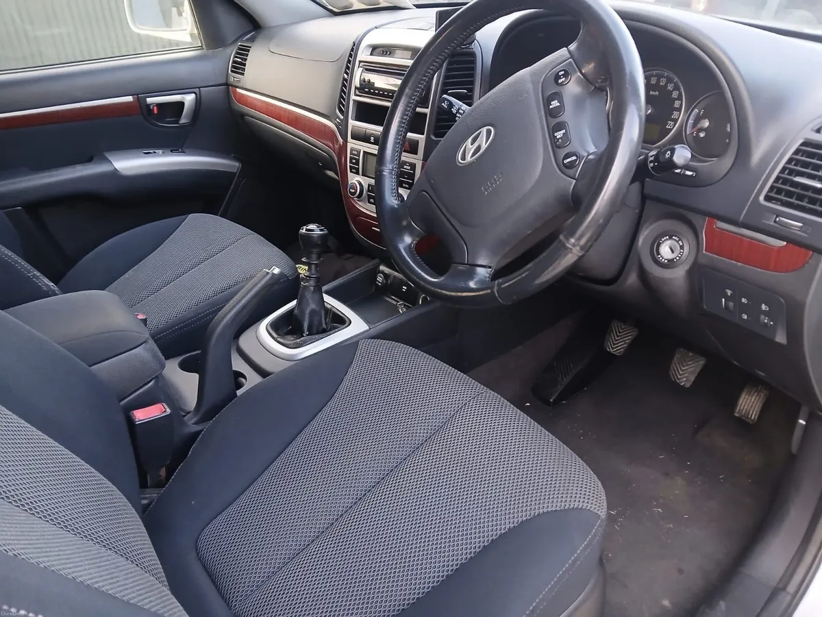Hyundai Santa Fe 2008 - Image 2