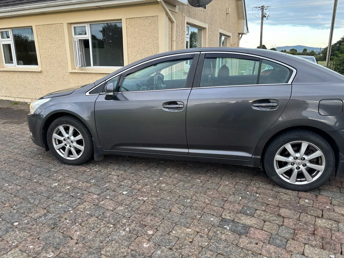 Toyota Avensis 2011 - Image 2