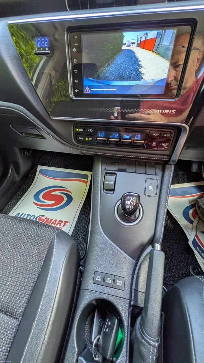 1/2 Leather Toyota Auris 1.8 Petrol Hybrid, 2017 - Image 3