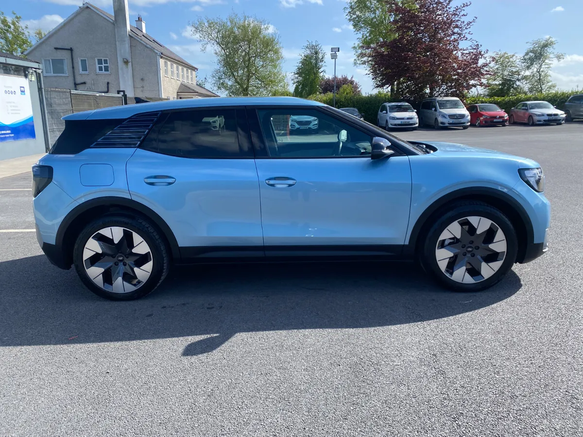 FORD EXPLORER PREMIUM 77KWH 210KW 2025 (252) - Image 4
