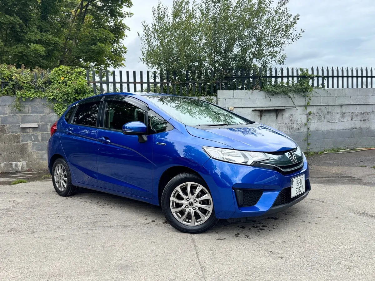 2015 HONDA FIT. LOW MILEAGE.NEW NCT. AUTO 1.5L HYB - Image 3
