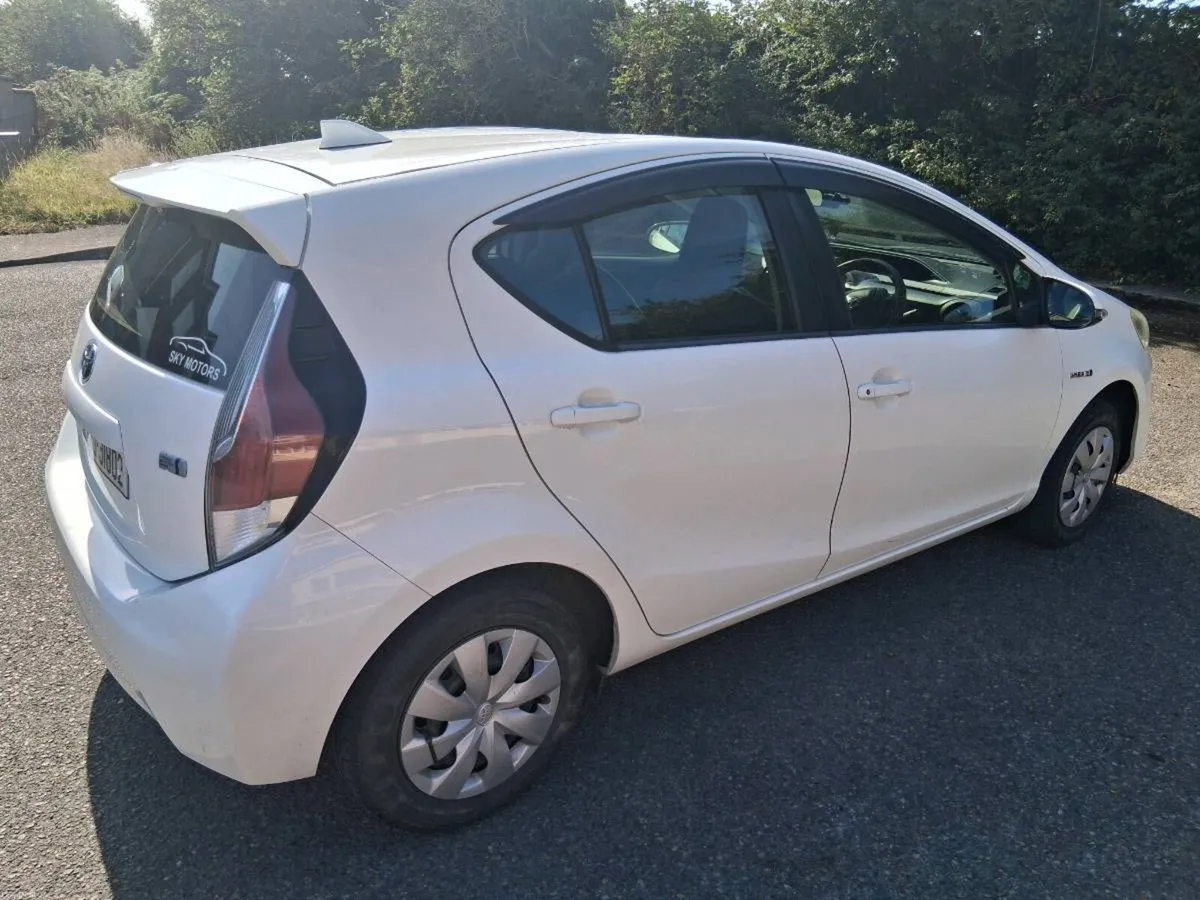 Toyota prius Aqua - Image 2