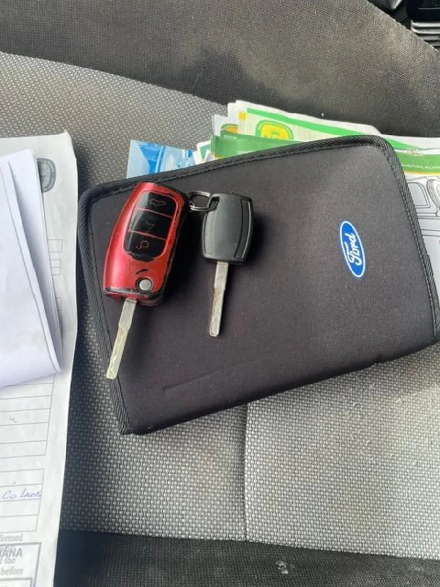 Ford Focus  STYLE model 2010 - Image 2