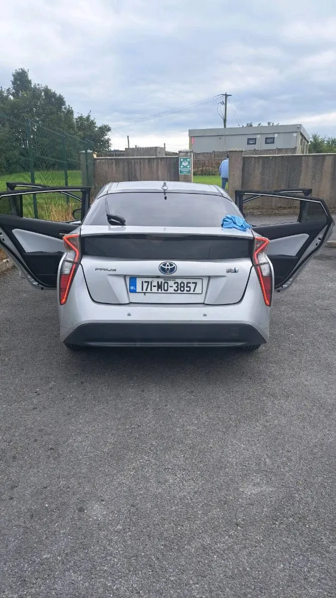 Toyota prius 2017 - Image 2