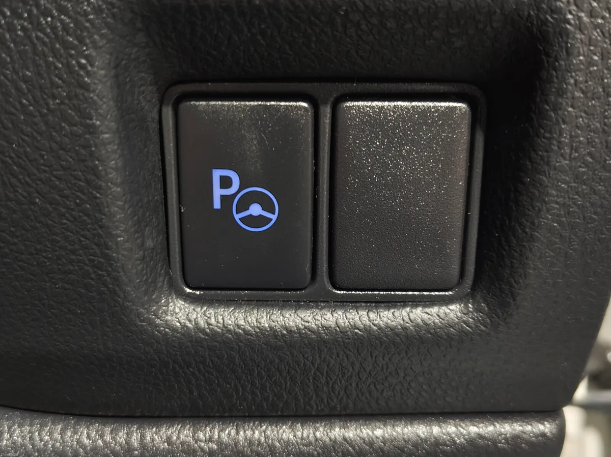 Toyota C-HR 2022 AUTOMATIC HYBRID WITH EXTRAS - Image 6