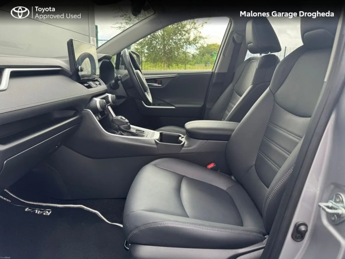 Toyota RAV4 2.5 Hybrid Sol *Side Steps Style Pack* - Image 6